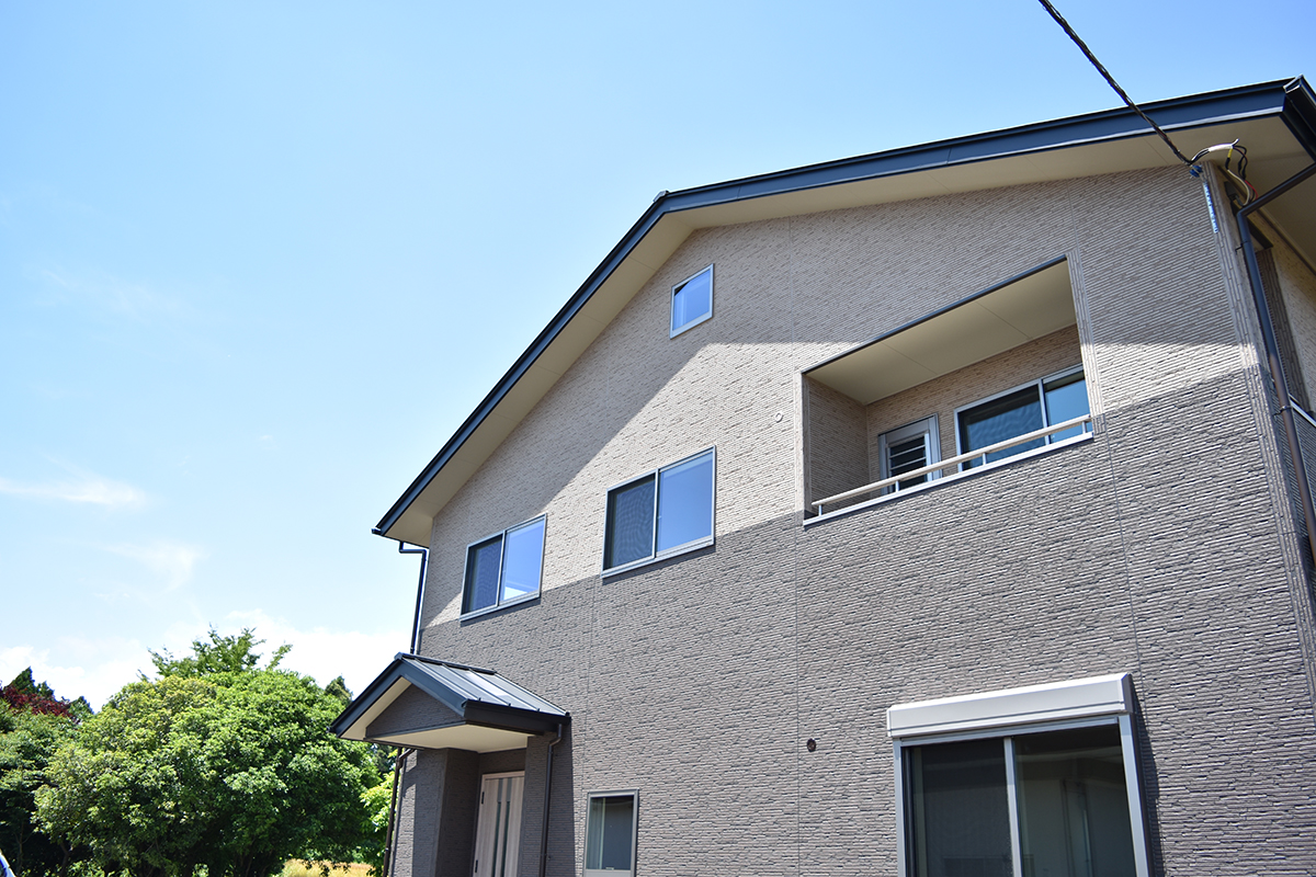 屋根裏部屋がある山の家